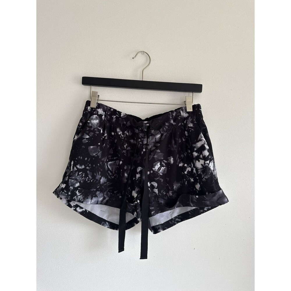 ✿ Lululemon Women’s Size 8 Tie Dye Run Shorts Black Gray Marble Print